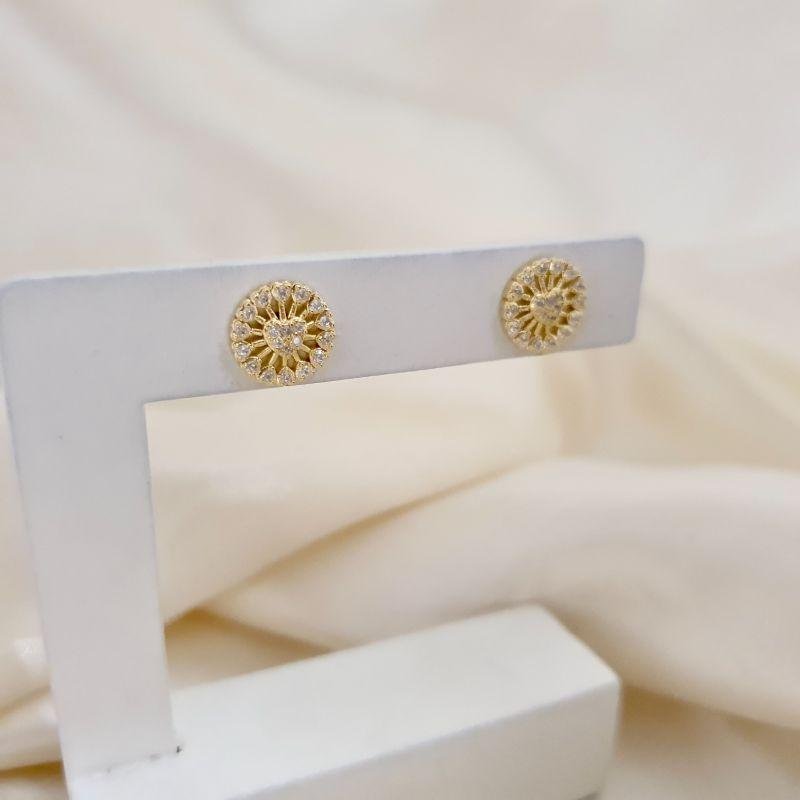 Brinco coracao cravejado zirconia e contorno circulo zirconias