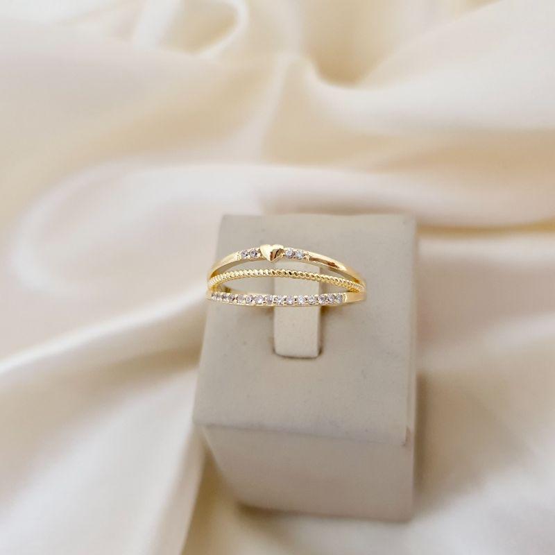 Anel aro triplo, um cravejado zirconi, um detalhe, um coração