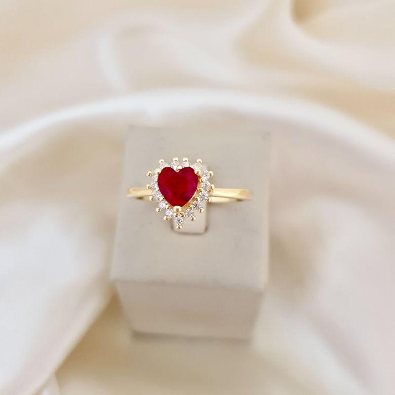 Anel coração zirconia vermelha cravejado contorno