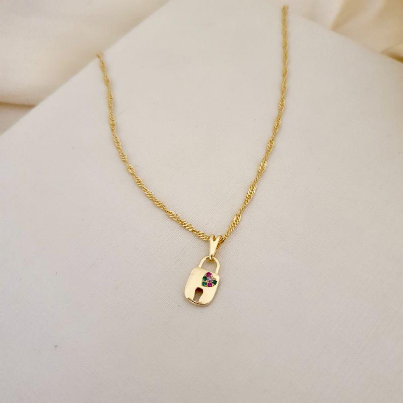 Colar pingente cadeado com zirconias coloridas