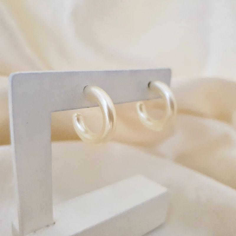 Brinco argola perolada