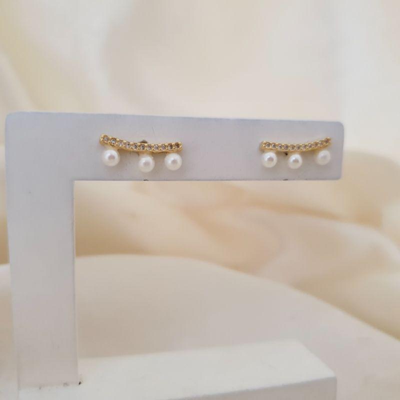 Brinco ear cuff zirconias e perolas
