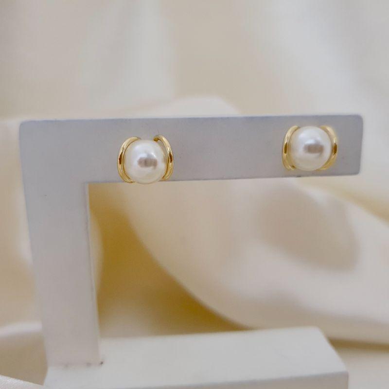 Brinco pérola 8mm com detalhe