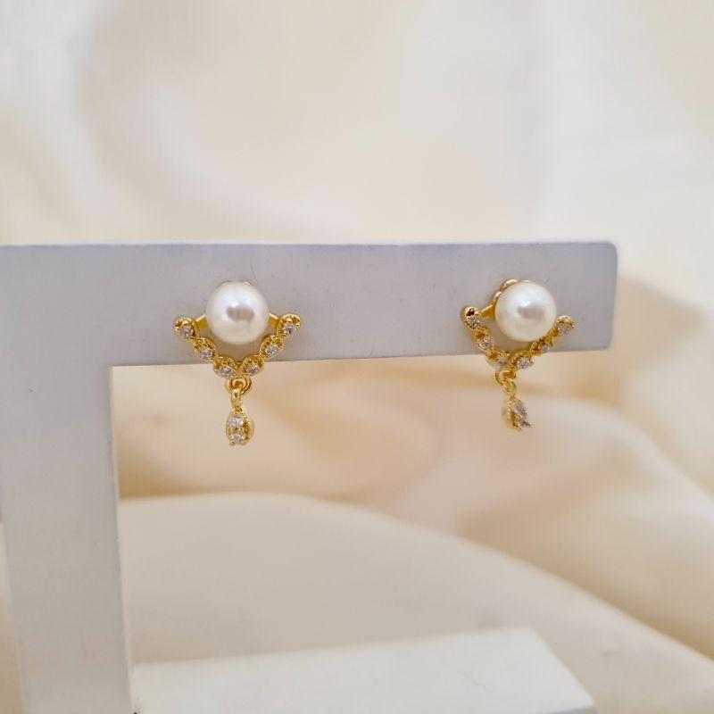 Brinco perola e detalhe com pingente de zirconia