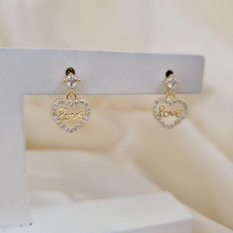 Brinco ponto de luz com pingente coração LOVE