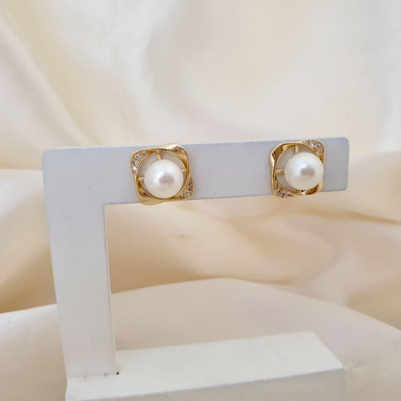 Brinco quadrado zirconias com perola