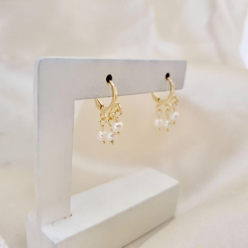 Brinco argola pingente perolas