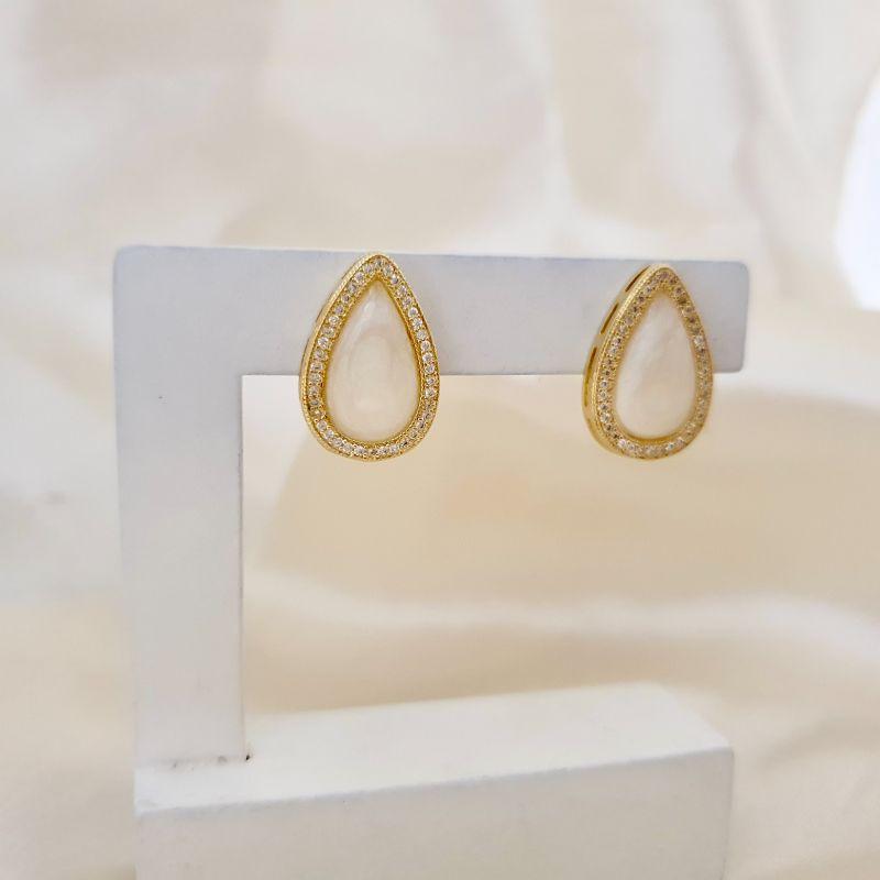 Brinco perolado madreperola gota contorno cravejado zirconia