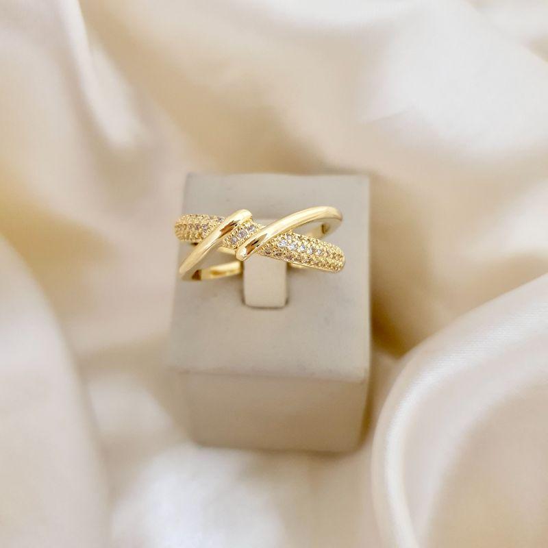 Anel aros trançados entrelaçados um deles cravejado zirconia