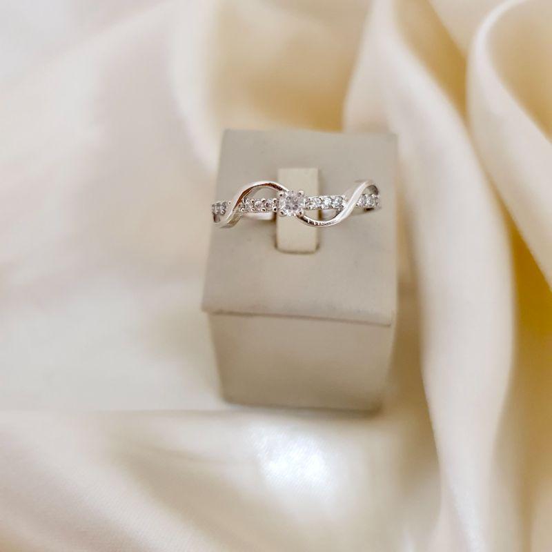 Anel ródio aro trançado cravejado zirconias e ponto de luz