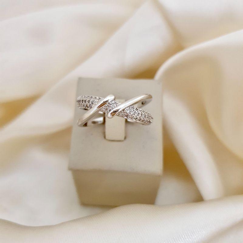 Anel ródio aros trançados entrelaçados um deles cravejado zirconia