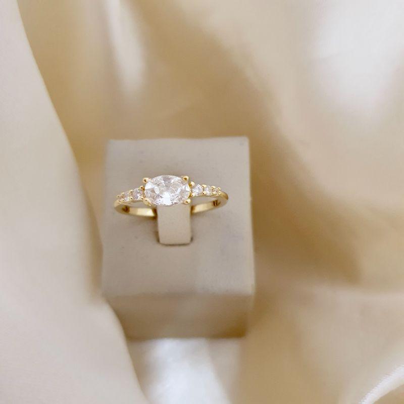 Anel zirconia oval e aro cravejado zirconia