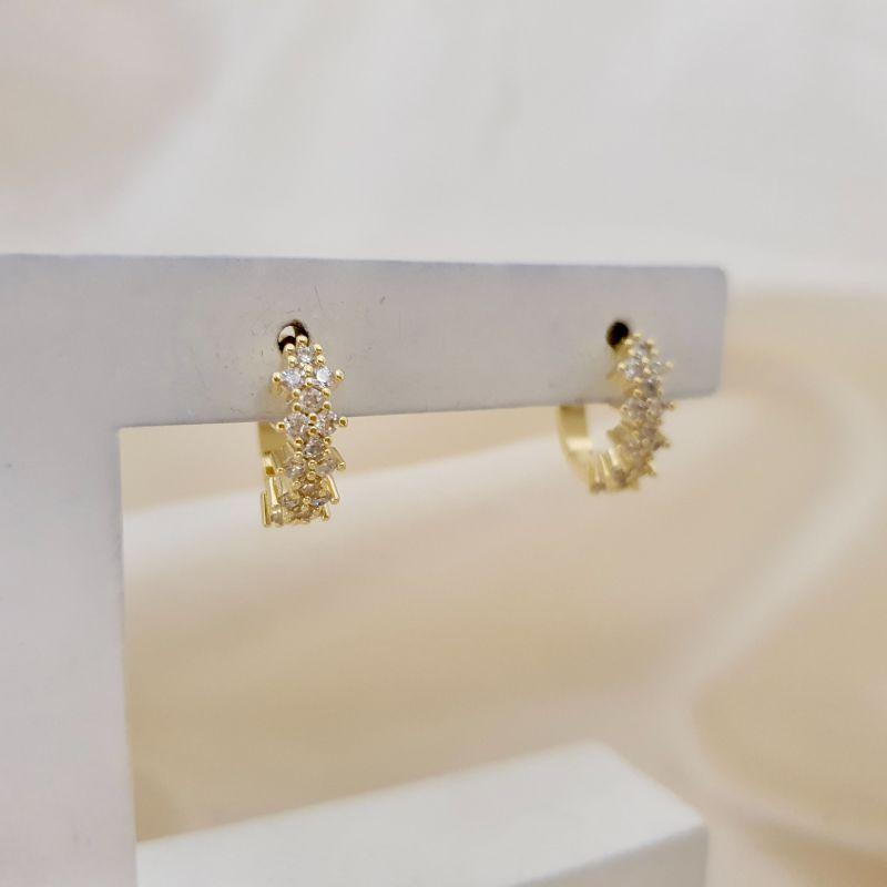 Brinco argola click zirconias cravejadas em losango