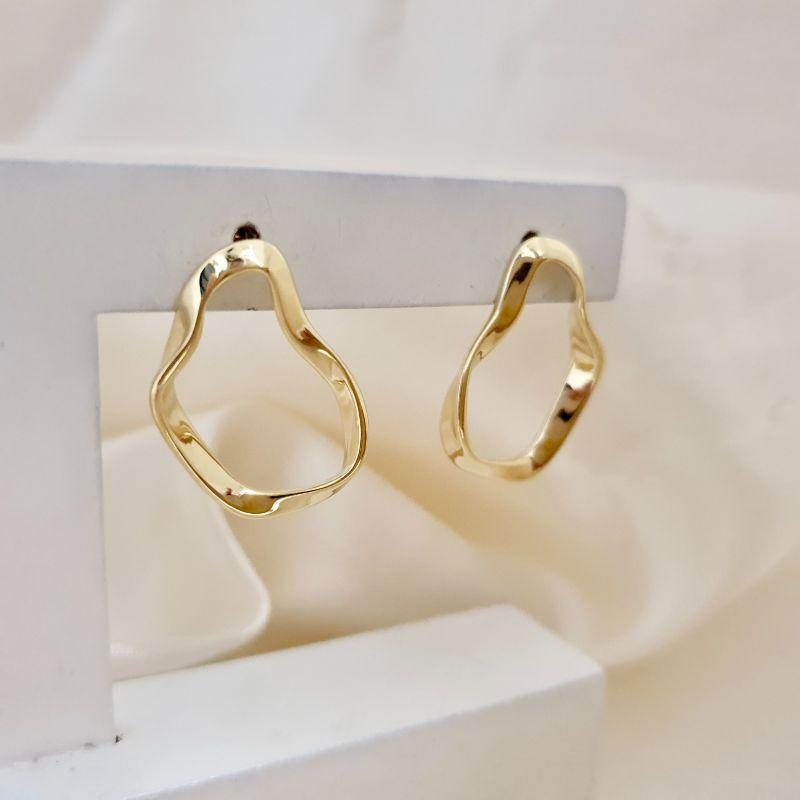 Brinco contorno circulo abstrato M