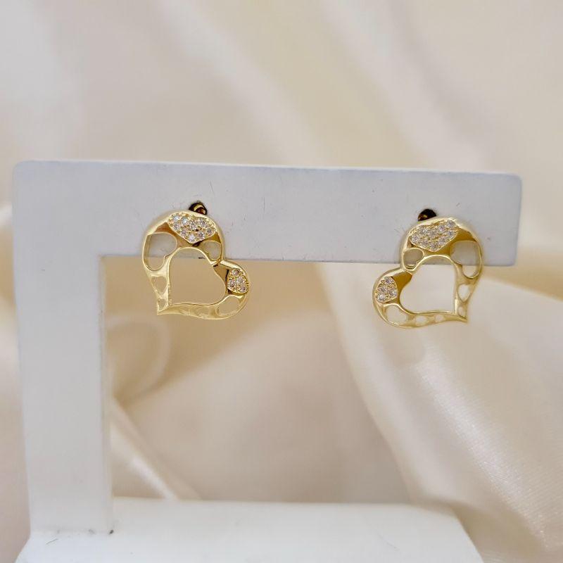 Brinco coração com corações vazados e cravejados com zirconia