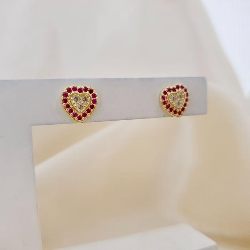 Brinco coracao cravejado zirconia e contorno zirconia rosa