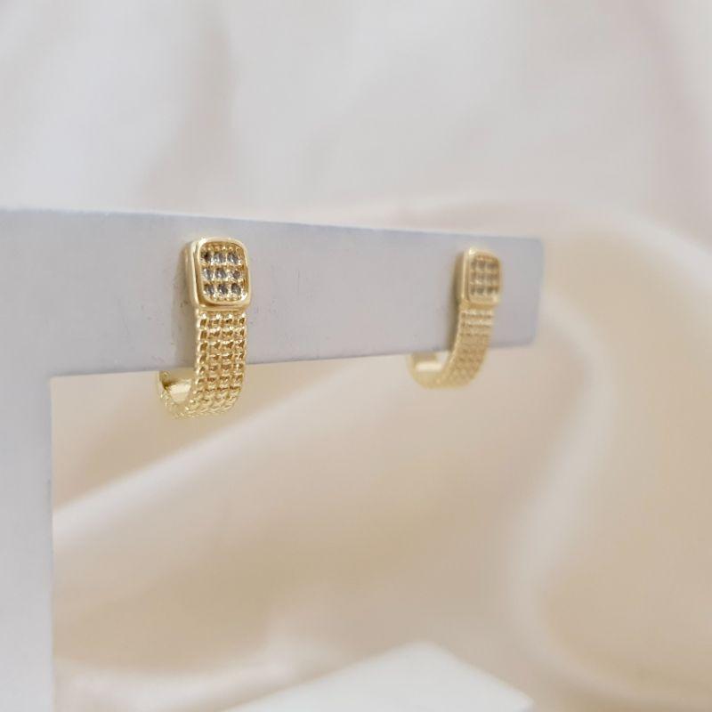 Brinco ear hook quadrado zirconias e detalhe fosco
