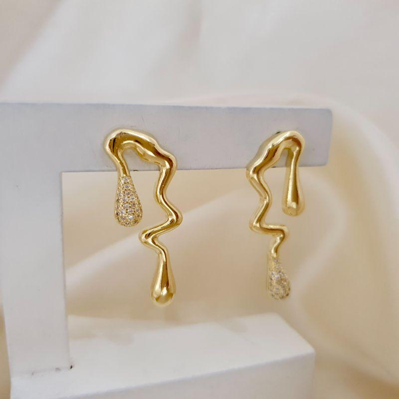 Brinco formato abstrato com zirconia