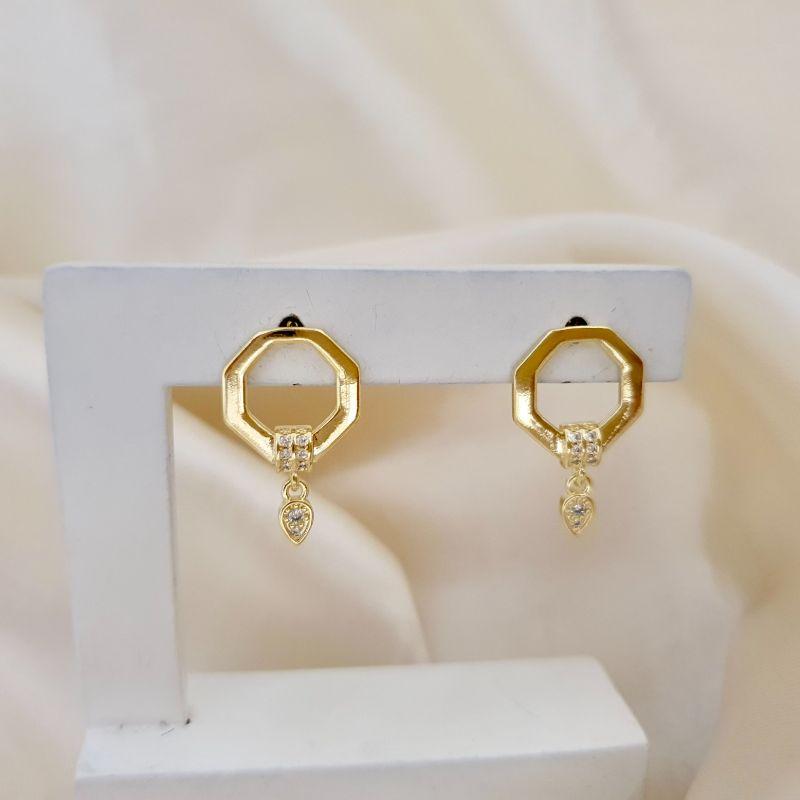 Brinco hexagono com detalhe cravejado zirconia e pingente gota zirconia