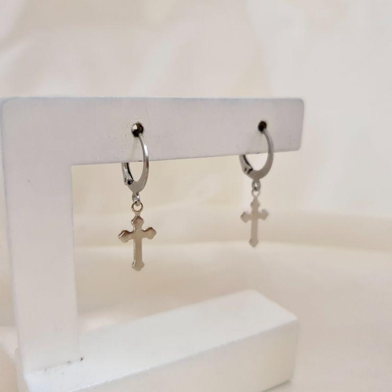 Brinco inox argola com pingente cruz