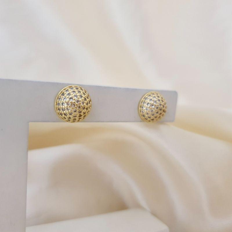 Brinco meia bola cravejado zirconias