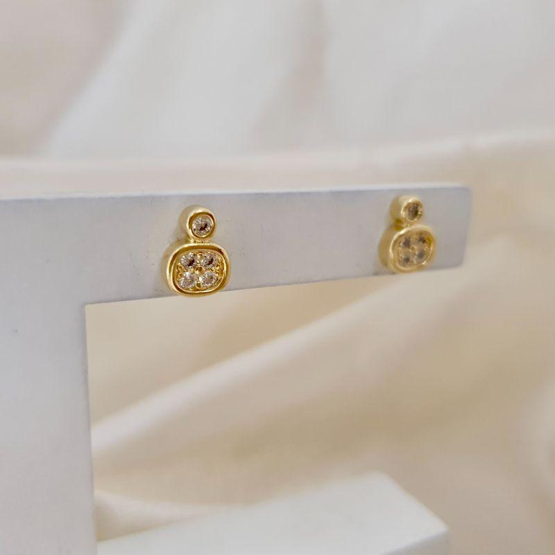 Brinco quadrado cravejado zirconia e ponto de luz zirconia