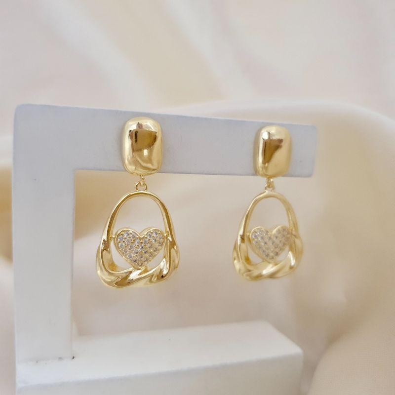 Brinco robusto pingente abstrato com coracao cravejado zirconia