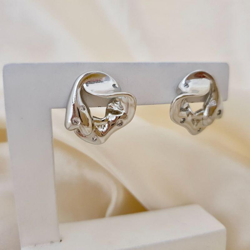 Brinco ródio abstrato com zirconias cravejadas