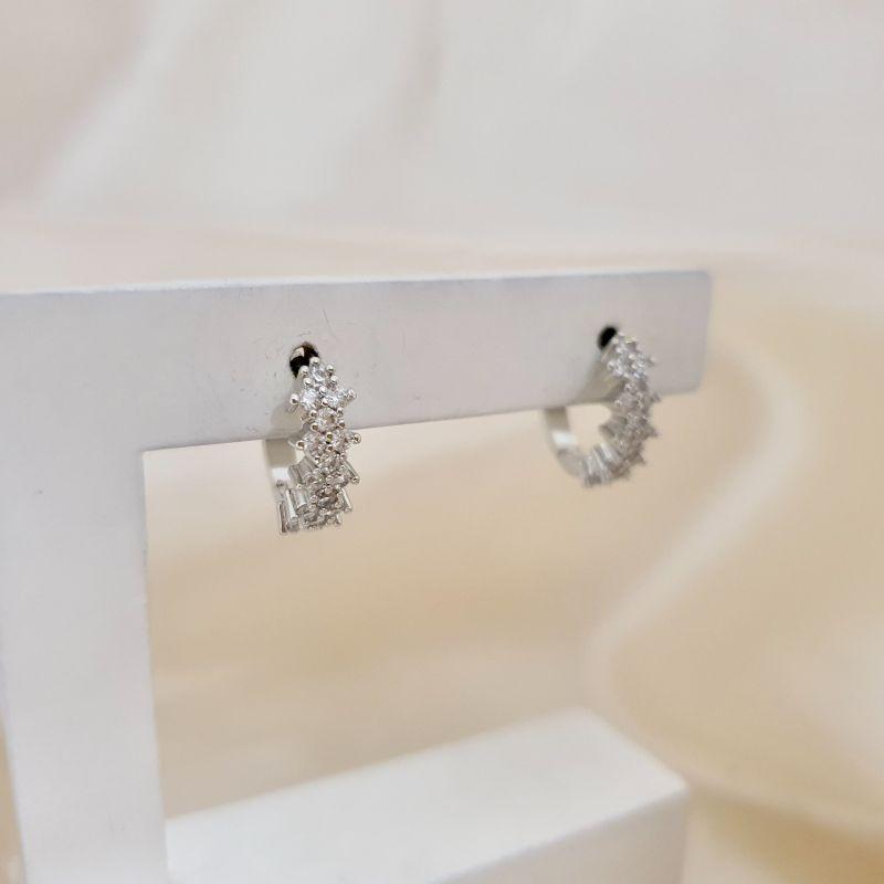 Brinco ródio argola click zirconias cravejadas em losango