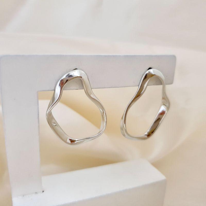 Brinco ródio contorno circulo abstrato M