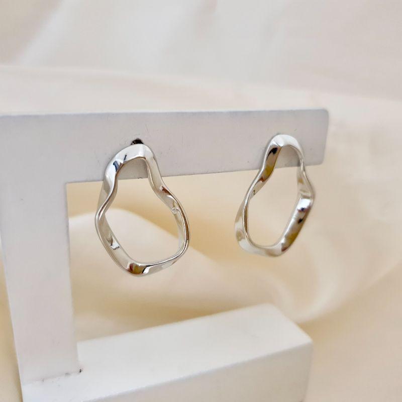 Brinco ródio contorno circulo abstrato M