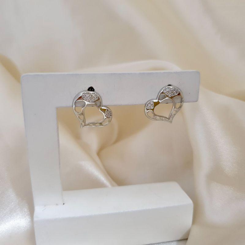 Brinco ródio coração com corações vazados e cravejados com zirconia