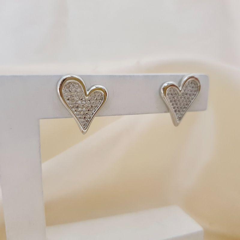 Brinco ródio coracao de lado cravejado zirconia