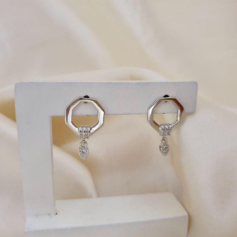 Brinco ródio hexagono com detalhe cravejado zirconia e pingente gota zirconia