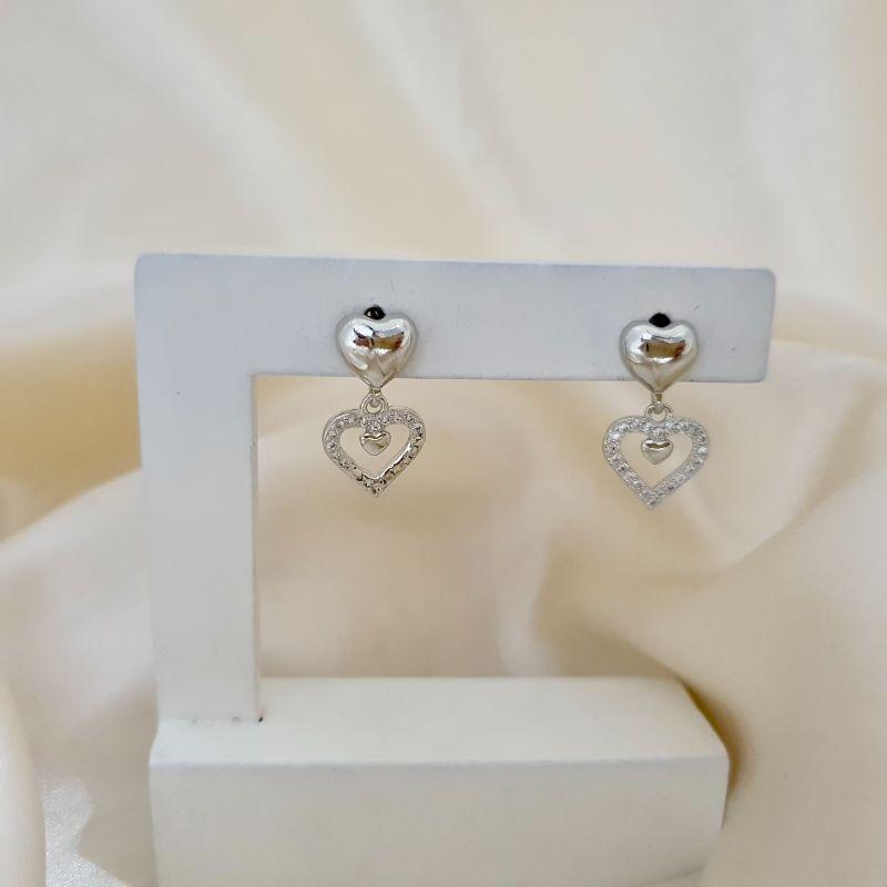 Brinco ródio pingente coração cravejado zirconia