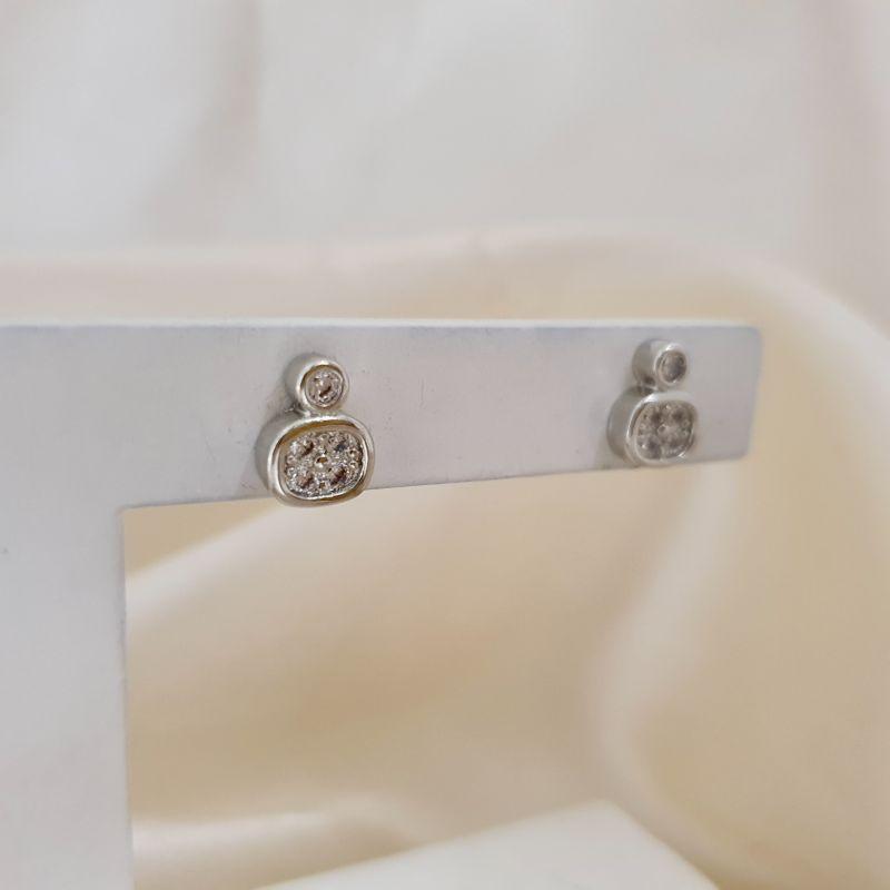 Brinco ródio quadrado cravejado zirconia e ponto de luz zirconia