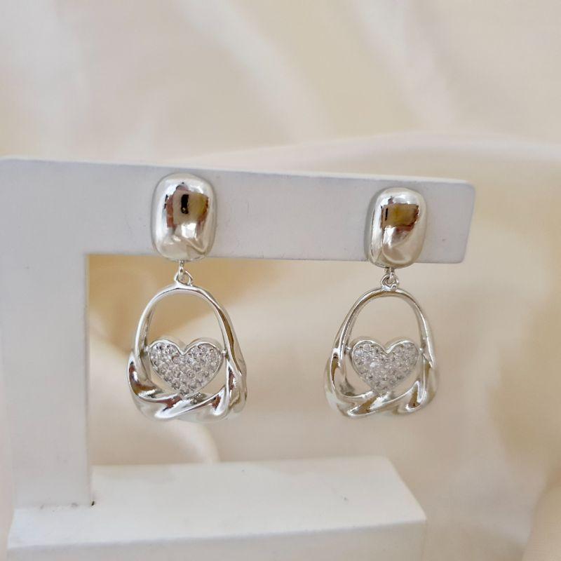 Brinco ródio robusto pingente abstrato com coracao cravejado zirconia