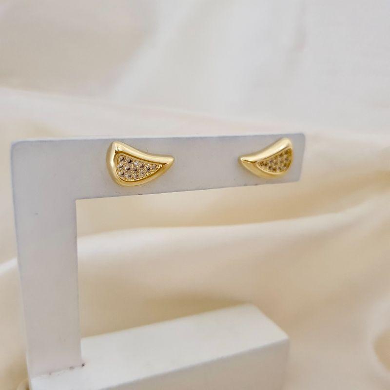 Brinco triângulo cravejado zirconia