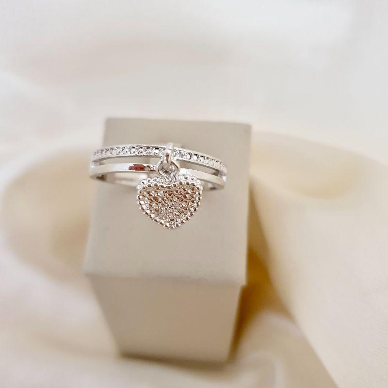 Anel aparador com pingente coração detalhe fosco