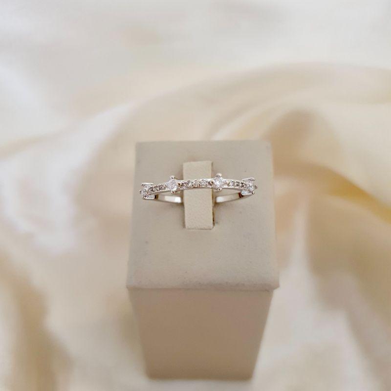 Anel ródio 4 pontos de luz zirconia e aro cravejado zirconia