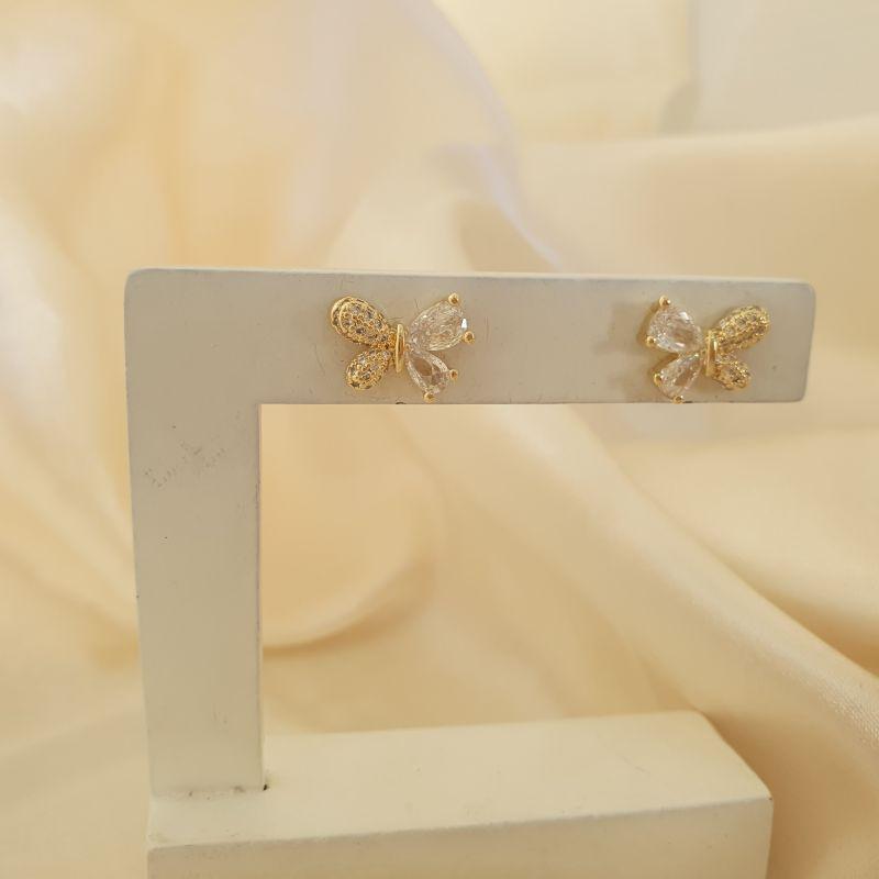 Brinco borboleta metade cravejada em microzirconias, metade em zirconia