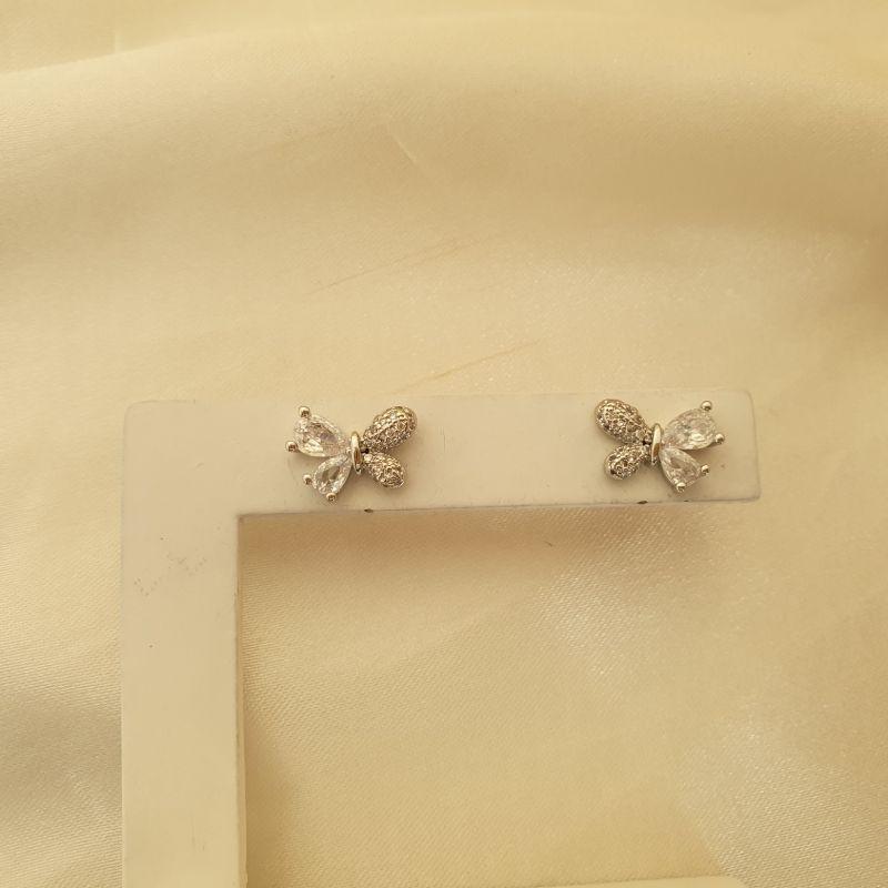 Brinco ródio borboleta metade cravejada em microzirconias, metade em zirconia