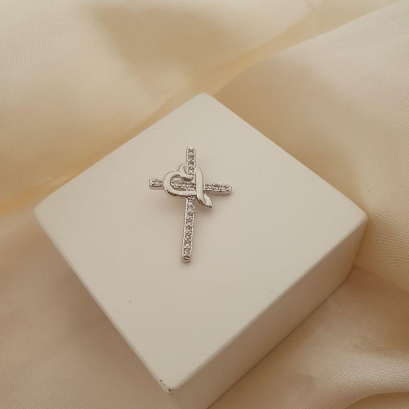 Pingente ródio cruz cravejada zirconia com coração entrelaçado