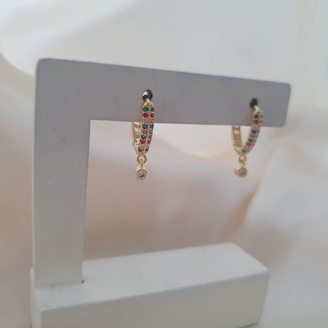 Brinco argola click cravejada zirconias coloridas e pingente ponto de luz zirconia