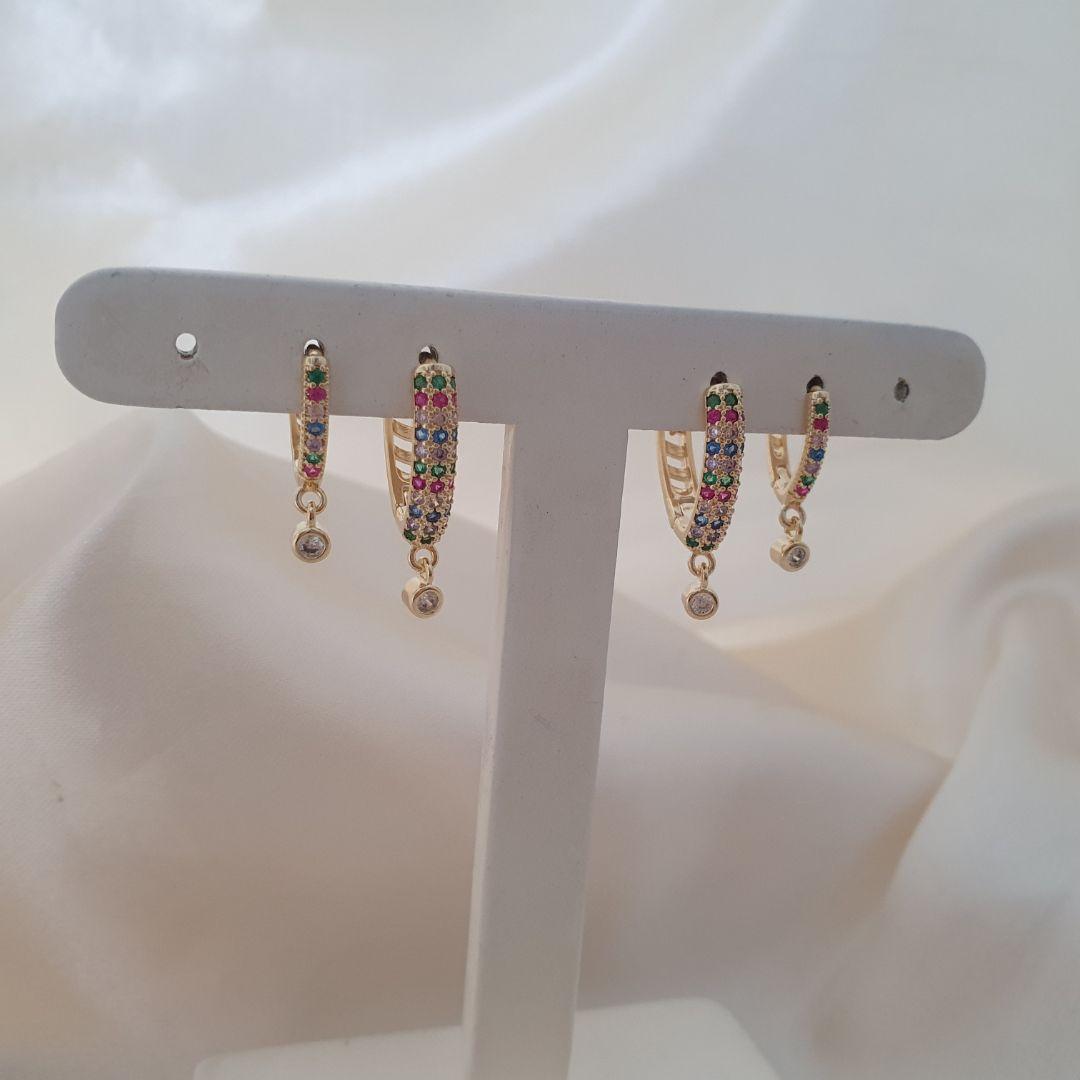 Brinco dupla argola click cravejada zirconias coloridas e pingente ponto de luz zirconia
