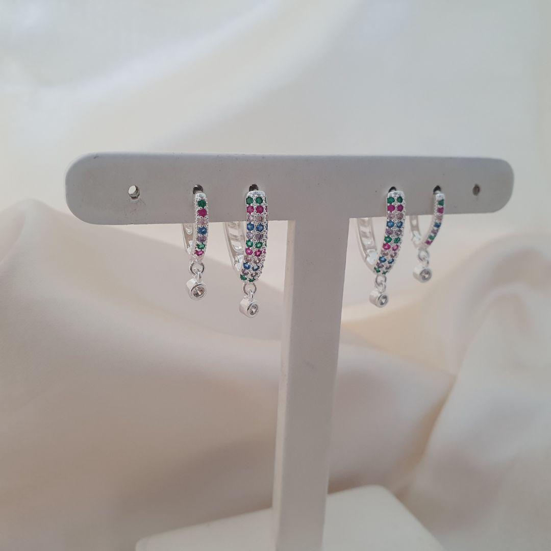 Brinco prata dupla argola click cravejada zirconias coloridas e pingente ponto de luz zirconia
