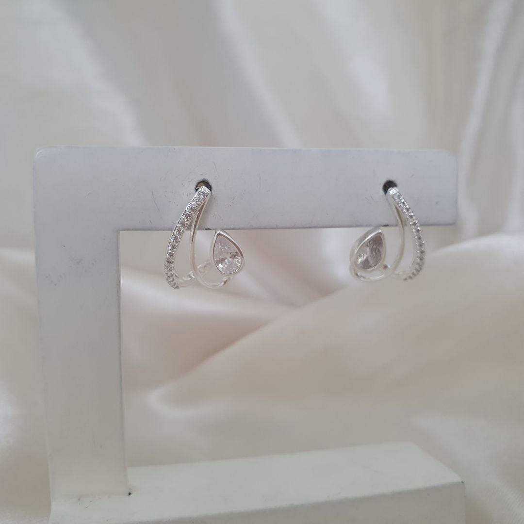 Brinco prata curva com gota zirconia