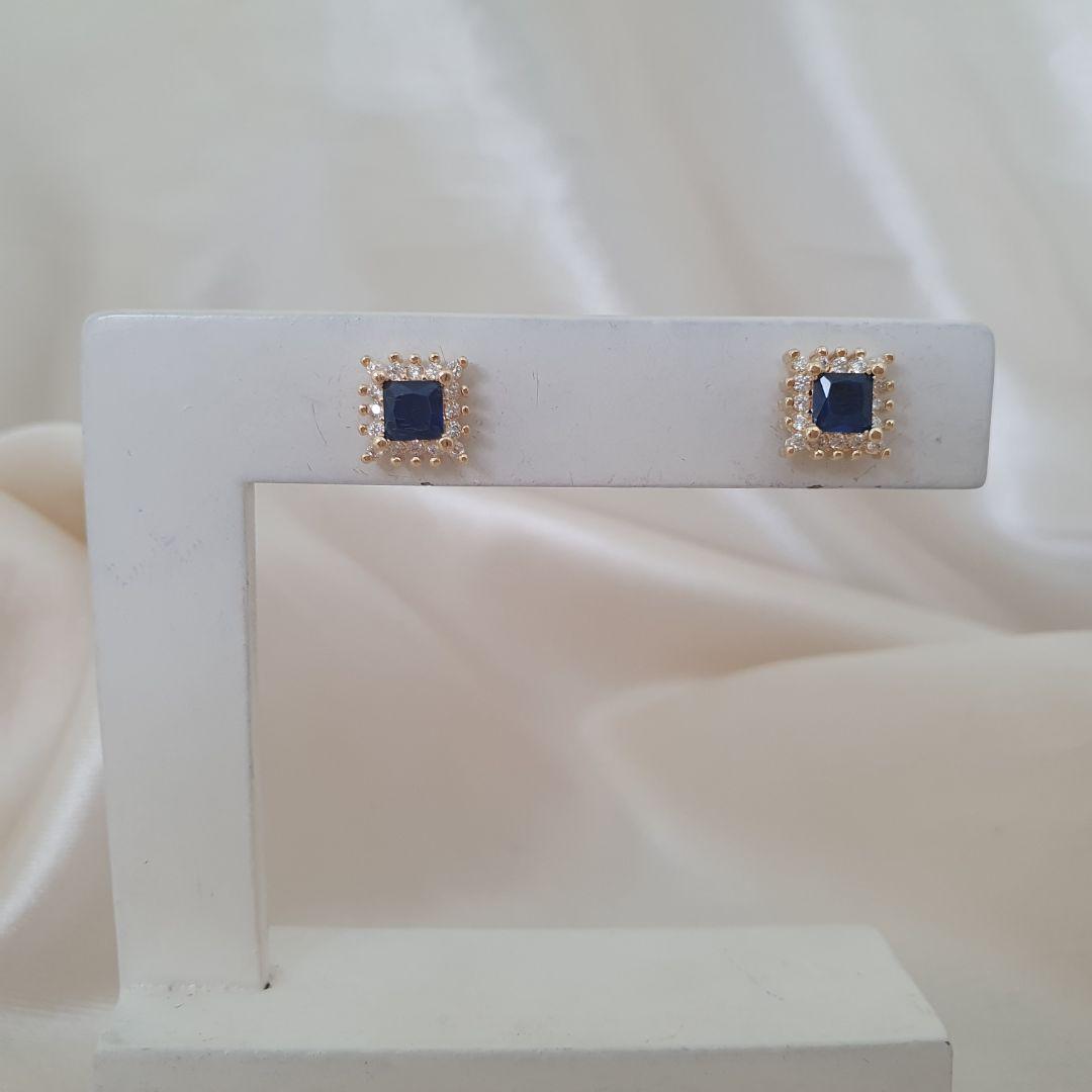 Brinco quadrado zirconia azul e contorno cravejado zirconias