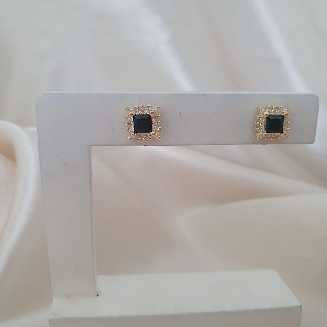 Brinco quadrado zirconia preta e contorno cravejado zirconias