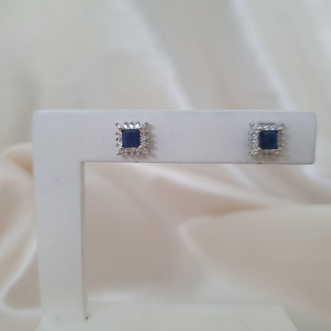 Brinco ródio quadrado zirconia azul e contorno cravejado zirconias